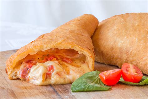 Panzerotti Fritti Con Mozzarella E Pomodoro In Cucina Con Patty