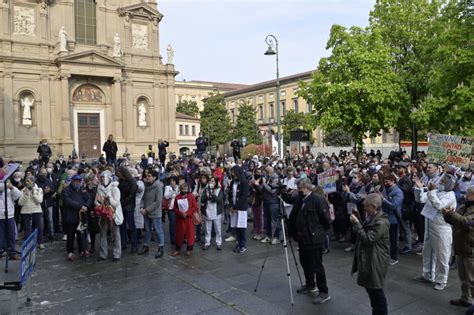 Bergamo Nella Citt Travolta Dal Coronavirus Sfila Un Corteo No Mask