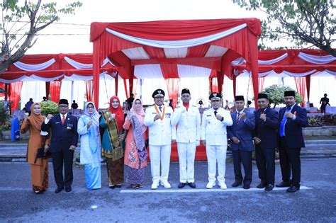 Didepan Istana Siak Husni Merza Pimpin Upacara Penurunan Bendera Merah