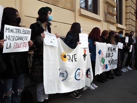 Protest Al Elevilor La Ministerul Educa Iei Facem Orele N Strad