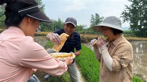 这个儿媳真不错，公婆一早就下地干活，饭都没吃，赶紧做点饼送去 Youtube