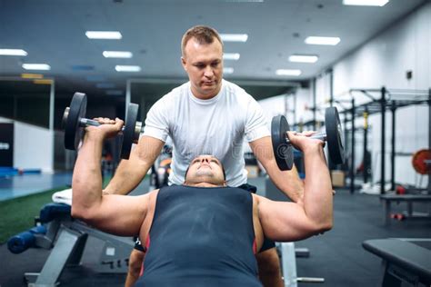 Elevadores Masculinos Fortes Que Fazem O Exerc Cio Kettlebell