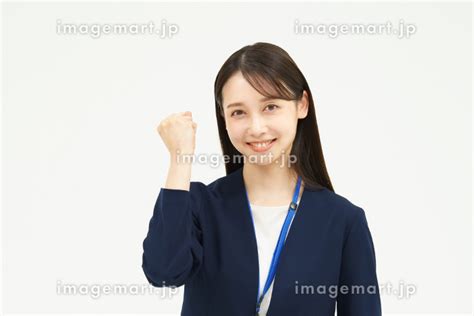 ガッツポーズで応援するスーツ姿の日本人女性 （人物）の写真素材 181394277 イメージマート