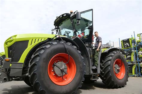 Treckertour Youtuber Reist Mit Claas Xerion Durch Deutschland Top