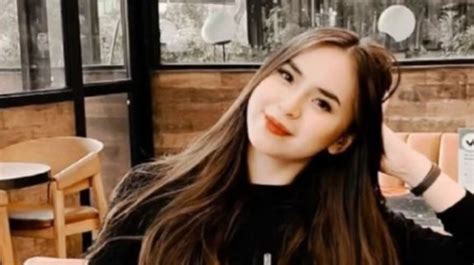 Potret Cantik Cicilia Pinontoan Pramugari Cantik Yang Diduga Masuk