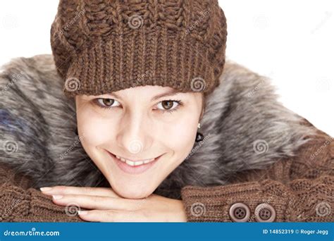 Mujer Sonriente Feliz Joven Hermosa Con El Sombrero Del Knit Imagen De