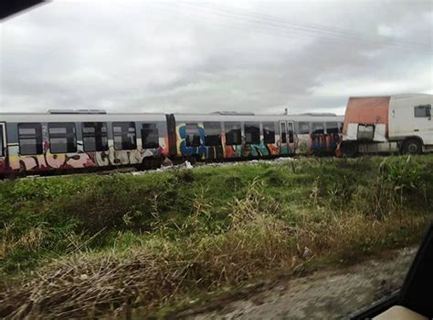 Accident Feroviar GRAV Un TIR A Fost Lovit De Un Tren Care Circula Pe