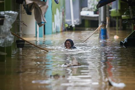 FOTO Banjir Setinggi 2 Meter Rendam Permukiman Warga Di Kebon Pala Jaktim