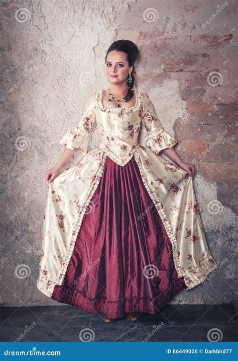 Mooie Vrouw In Oude Historische Middeleeuwse Kleding Stock Foto Image