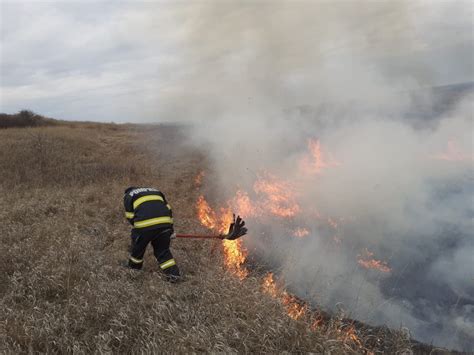 Un nou incendiu de vegetație uscată Flăcările au cuprins aproximativ