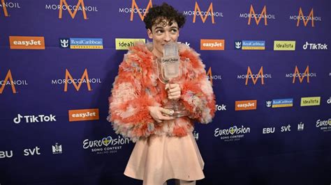 Nemo el ganador de Eurovisión rompe el micrófono de cristal