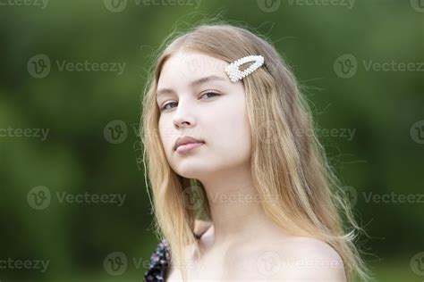 Portrait Dune Belle Fille Aux Cheveux Longs Sur Fond Dété Le Visage