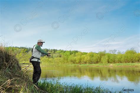 Pescador tratando de hacer un elenco perfecto lanzando señuelo foto