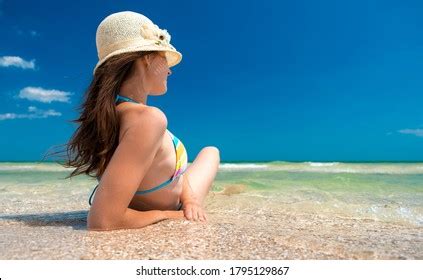 Woman Bikini Straw Hat Lying On Foto Stock Shutterstock