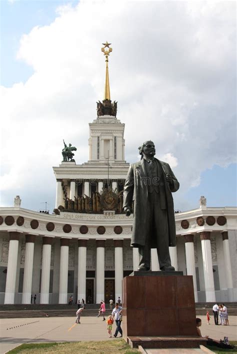 Monumento De Lenin En Vdnh Mosc Foto De Archivo Editorial Imagen De