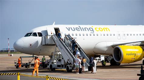 Vueling Cancela 64 Vuelos Por La Huelga De Tripulantes De Cabina