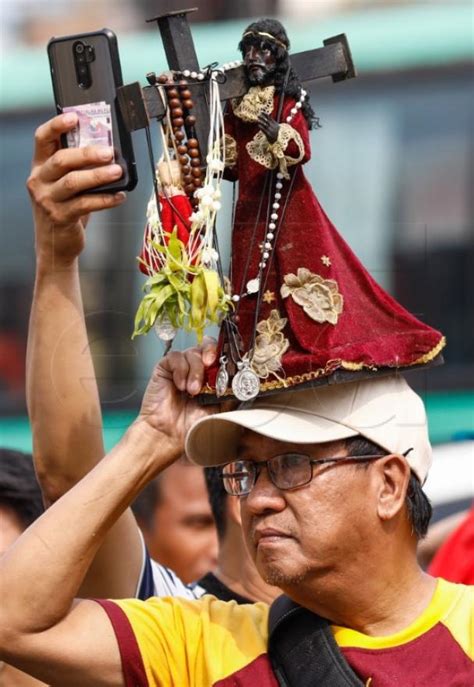 Na Filipinima milijun bosonogih kršćana prati čudotvoran kip Isusa