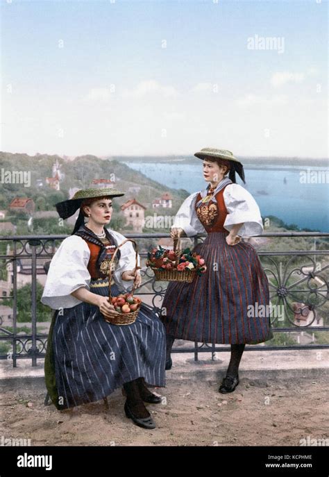 Hamburg Vierlaender Tracht Um Stock Photo Alamy