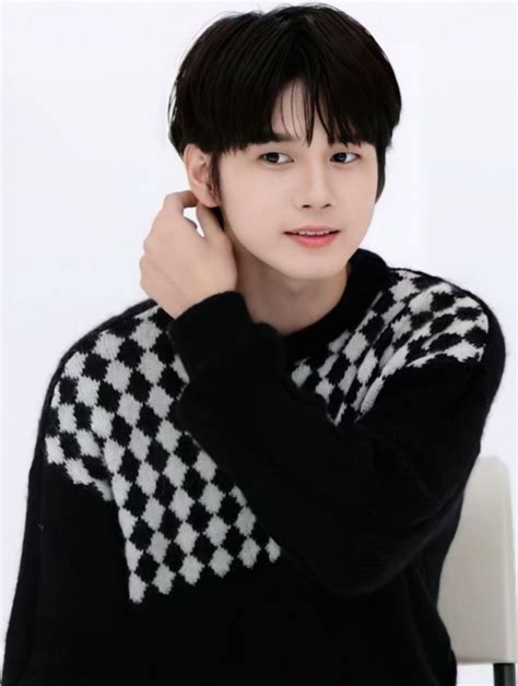 ปักพินโดย 𝐀𝐧𝐳𝐨𝐮𝐤𝐚 ใน 옹성우 สามีในอนาคต กำลังใจ