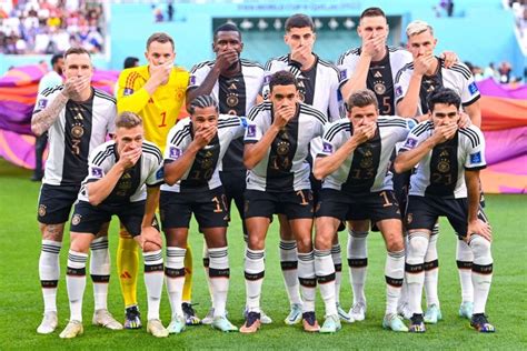 Dfb Team Setzt Doch Noch Ein Zeichen Mit Maulkorb Auf Dem Teamfoto