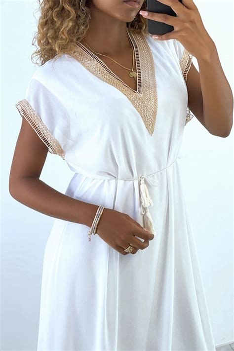 Robe Longue Blanc Avec Broderie Et Ceinture Lacet Beige