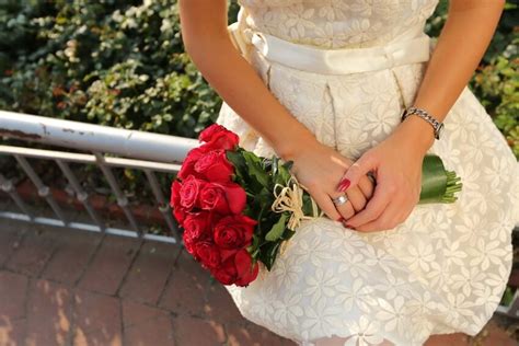 Free picture: bride, red, roses, bouquet, wedding dress, wedding, woman ...