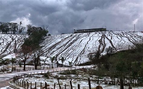 Chuva De Granizo Muda Paisagem No Campo E Enche Ruas De Gelo Em Cidades