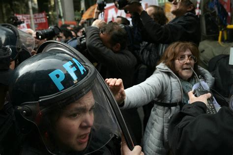 La Policía Federal Reprimió A Los Jubilados Que Se Movilizaban En El