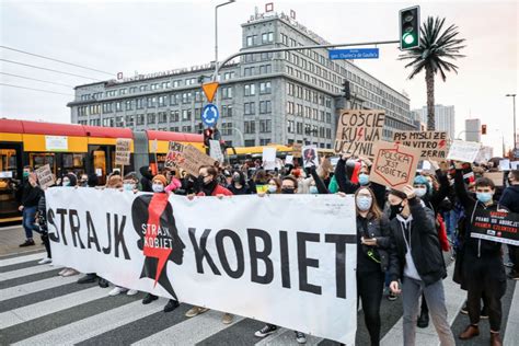 Protest kobiet po orzeczeniu Trybunału Konstytucyjnego KobietaMag pl