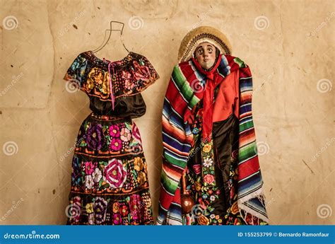 Vestido Y Traje Tradicionales De Parachico En Chiapas México Imagen de