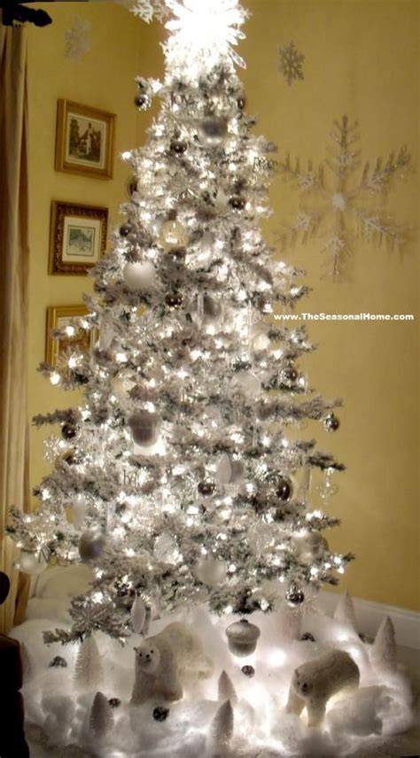 Snow themed Christmas tree | Holiday christmas tree, Winter wonderland ...