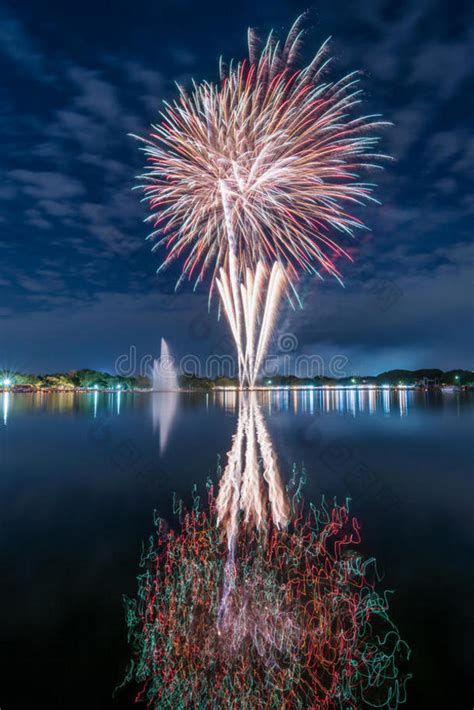 五彩缤纷的烟花倒映在水面上庆祝图片 包图网企业站