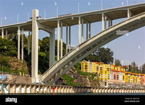 Ponte da Arrabida un pont en béton au dessus du fleuve Douro à Porto