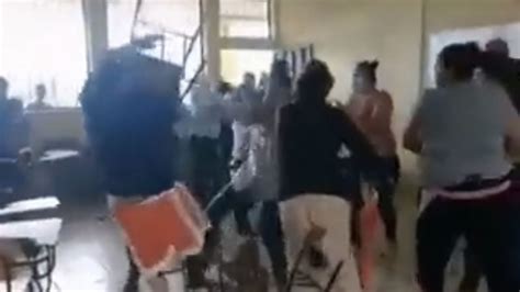 Batalla Campal Dentro De Un Salón De Clases Se Vuelve Viral Esto Fue Lo Que Ocurrió Video