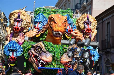 Carnevale di Acireale le foto più belle dei carri in concorso e della