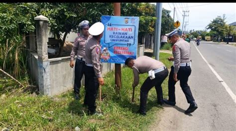 Liputan Gampong News Sat Lantas Polres Bireuen Pasang Pamplet Himbauan Dilokasi Rawan Kecelakaan