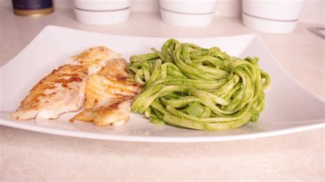 Deliciosa Pasta En Salsa Verde Con Un Filete De Pescado Al Limon Al