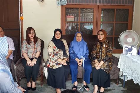 putri pahlawan hukum kusumah atmaja diberi bantuan kemensos pojok satu