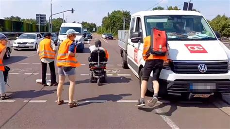 Halle Autofahrer F Hrt Letzte Generation Aktivisten Bei Blockade An