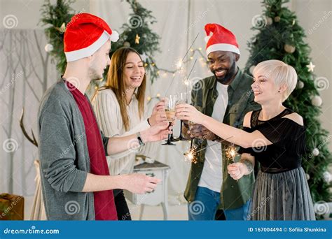 Vrolijk Kerstfeest En Gelukkig Nieuwjaar Multiraciale Jonge Creatieve Mensen Vieren Vakantie In