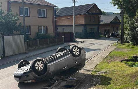 Wypadek i podwójne dachowanie w Kacwinie Na jednej ulicy dachowały dwa