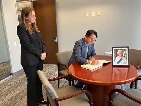 September 09 2022 Director General Wang Pays His Tribute To HM Queen