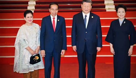 Penampilan Ibu Iriana Saat Dampingi Jokowi Ke China Kenakan Wasta