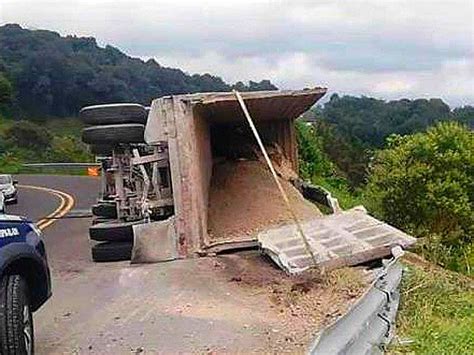 VUELCA TRÁILER GÓNDOLA CARGADO CON TEPETZIL