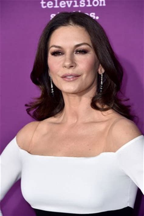 Ego Catherine Zeta Jones Aos Anos Arrasa Fenda Em Evento Nos