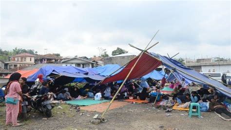 Update Gempa Bumi Di Cianjur Pengungsi Di Desa Cibeureum Kedinginan