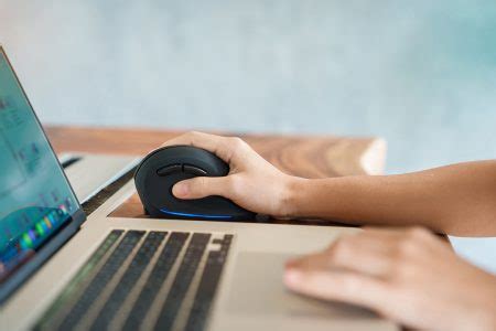 Mão de mulher usando mouse ergonômico de computador prevenção de dor