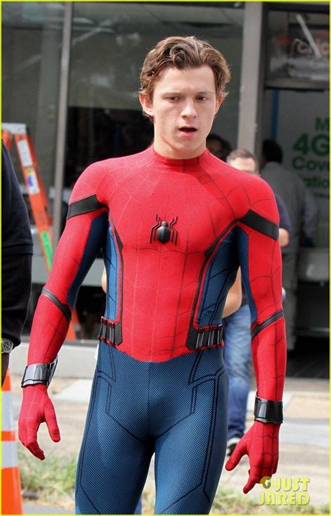 Tom Holland Looks Buff While Filming Spiderman In Nyc Mytext Tom