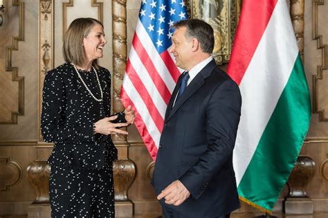 Mosolyogva fogadta Orbán Viktor Colleen Bellt