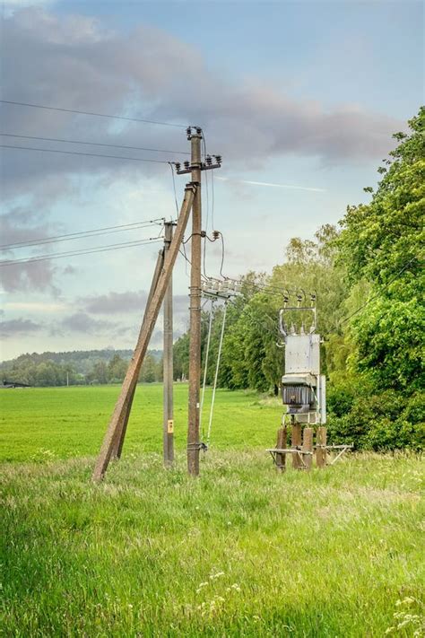 Transformador De EnergÃa ElÃctrica Y Postes Imagen de archivo